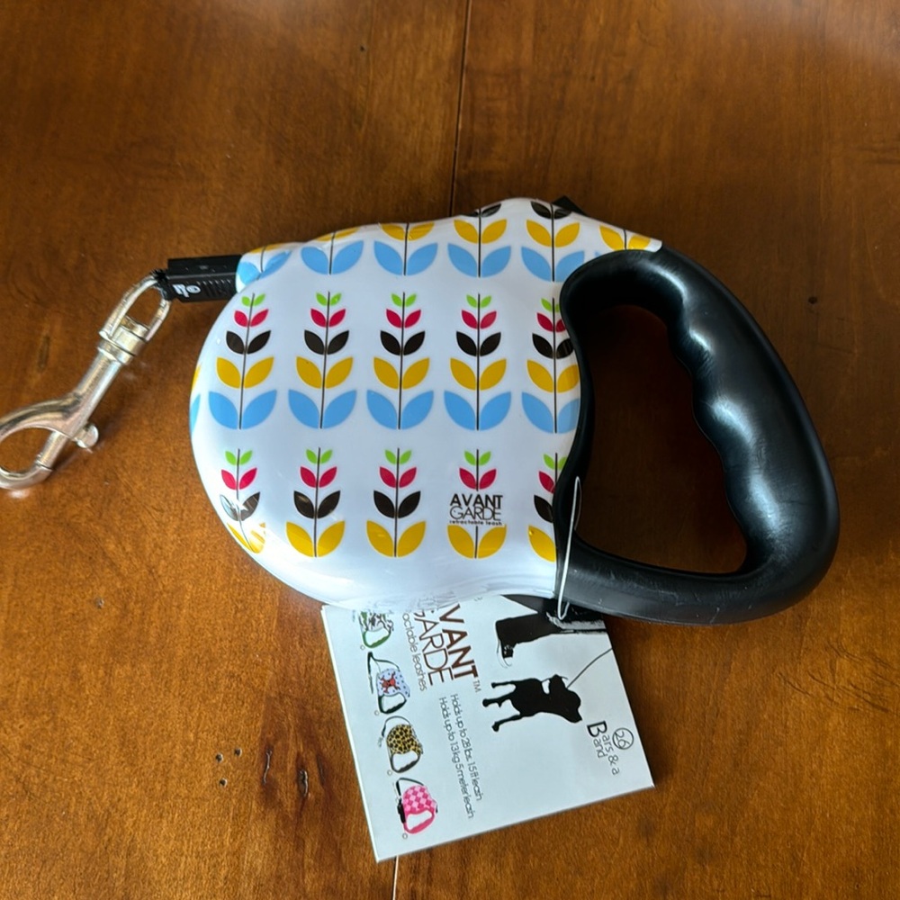 Avant Garde Retractable Leash
